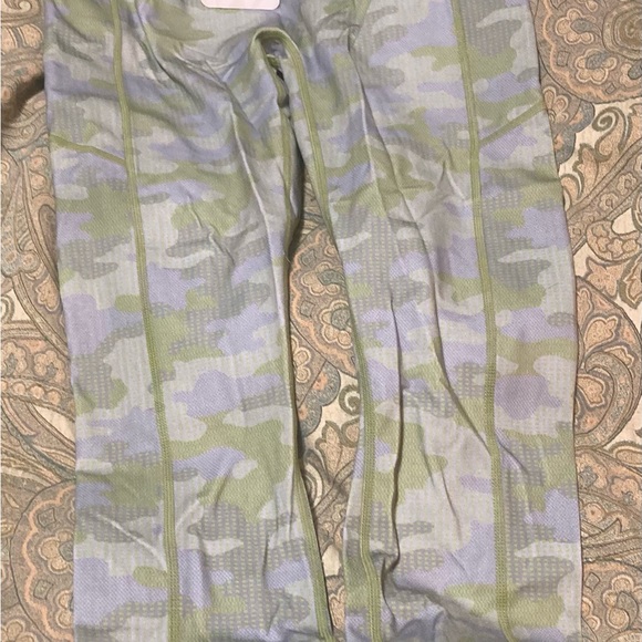 Beautiful leggings size m green color! - Picture 2 of 5